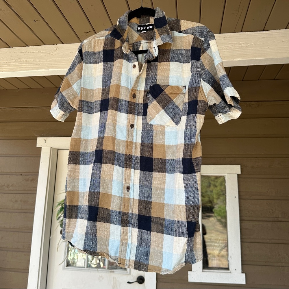 Reef - Short Sleeve Button Up - Size L